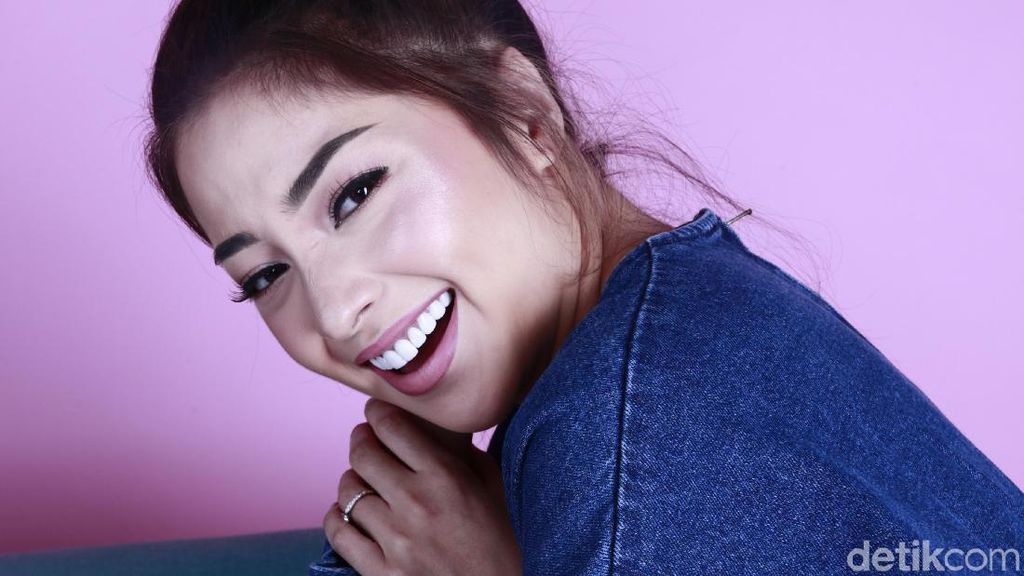Kaca Antik dan Tembok Perjalanan Keluarga Nikita Willy