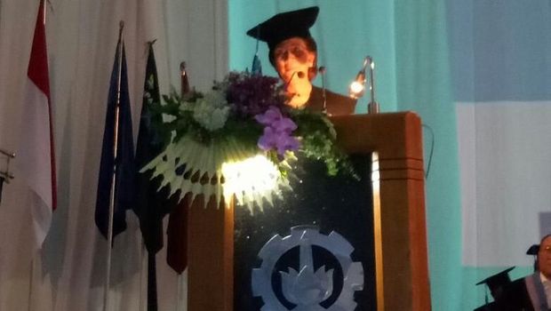Susi berpidato di depan civitas akademi ITS dan undangan 