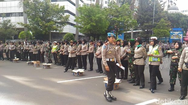 Polisi Pasang Kawat Berduri, Massa Buruh Tertahan di Depan Kemenhub