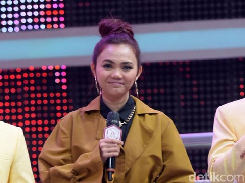 Rina Nose Menangis Ungkap Alasan Buka Hijab, Foto Mesra Pipik dan Sunu