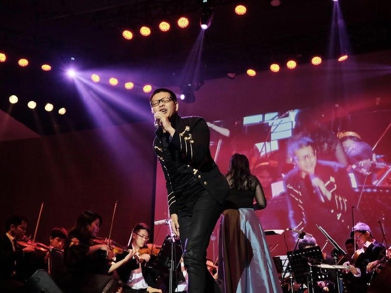 Penampilan Enerjik Armand Maulana di Konser The Legends 5 Penampilan Enerjik Armand Maulana di Konser The Legends 5
