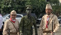 Petugas Samsat Jaksel kenakan pakaian ala perang di peringatan Hari Pahlawan (Foto: Mei Amelia/detikcom)