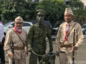 Peringati Hari Pahlawan, Polisi Berkostum ala Pejuang