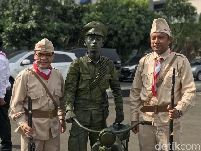 Peringati Hari Pahlawan  Polisi Berkostum ala Pejuang