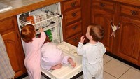 Ikut-ikutan di dapur, ternyata tiga anak ini berusaha untuk mencari sesuatu. Foto: Istimewa