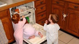 Begini Tingkah Kocak Anak-anak Saat Makan Hingga Ketika Berada di Dapur!