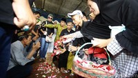Keluarga dan pelayat menaburkan bunga di atas pusara dr Letty.
