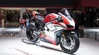 Motor sport ini menggunakan mesin Desmosedici Stradale V4 dan merupakan kendaraan dengan mesin empat silinder yang diproduksi secara massal untuk pertama kalinya.