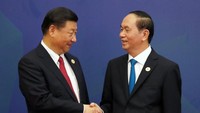 Presiden China, Xi Jinping saat disambut oleh Presiden Vietnam, Tran Dai Quang