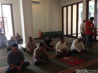 Tiba di Masjid Al Hidayah, Jenazah Letty Disalatkan Setelah Jumatan