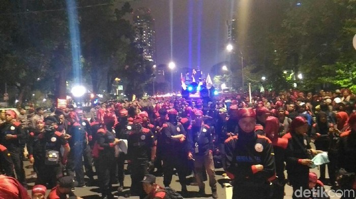 Diminta Kapolres Jakpus Bubar, Massa Buruh di Depan Monas Mundur