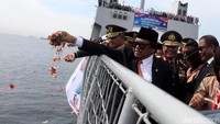 OSO didampingi sejumlah pejabat dari TNI dan Polri melakukan tabur bunga dari atas KRI dr Seoharso.