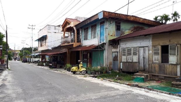 Ibu Desi Simpan Lokomotif Sisa Penjajahan di Rumahnya