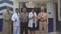 Di Polresta Depok, petugas bagian pelayanan SIM menampilkan figur pahlawan nasional. Ada 3 figur pahlawan nasional yang ditampilkan yakni Bung Karno, Jenderal Sudirman, dan Bung Tomo. (Foto: Dok. Istimewa)