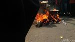 Aksi Bakar-bakaran Massa Demo Buruh di Depan Balai Kota