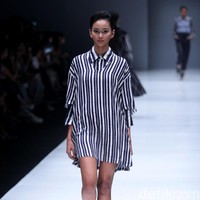 Koleksi Busana Terbaru Ikat Indonesia by Didiet Maulana yang mengusung tema Press Play di Jakarta Fashion Week 2018, Senayan City, Jakarta. Kamis (26/10/2017). Foto: Mohammad Abduh/Wolipop