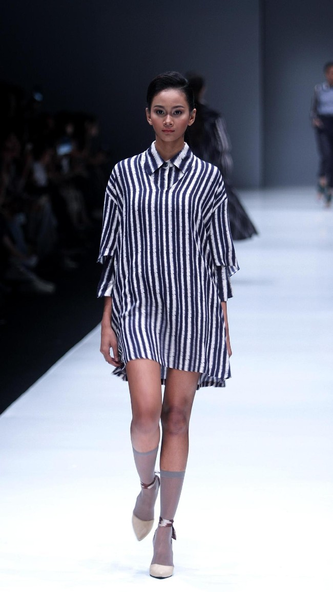Koleksi Busana Terbaru Ikat Indonesia by Didiet Maulana yang mengusung tema Press Play di Jakarta Fashion Week 2018, Senayan City, Jakarta. Kamis (26/10/2017). Foto: Mohammad Abduh/Wolipop