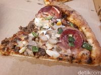 Pezzo Pizza: Empuk Gurih Cheesy Cheese dan Supremo Buatan Gerai Pizza Singapura