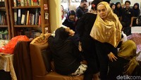 Pelayat berusaha menenangkan keluarga dr Letty yang terus menangis.