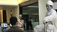 Memasuki gedung Samsat Jaksel, masyarakat disuguhi dengan atraksi ‘Pangeran Diponegoro yang melayang’. Atraksi ini menarik perhatian warga untuk wefie. (Foto: Mei Amelia/detikcom)