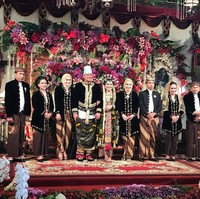 Ini penampilan Inge Amelia Nasution saat berada di pelaminan bersama kedua mempelai Bobby Nasution dan Kahiyang Ayu, serta Presiden RI Joko Widodo dan Iriana. Foto: Dok. Instagram @ingenst