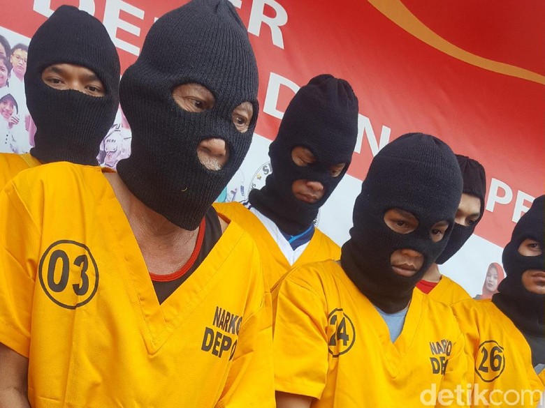 Polisi Bekuk 29 Pengedar Narkoba di Depok, di Antaranya Kakek Alwi Polisi Bekuk 29 Pengedar Narkoba di Depok, di Antaranya Kakek Alwi