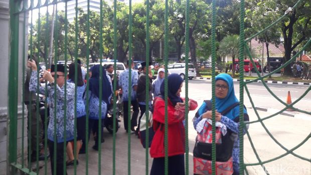 Sejumlah PNS terlambat mengikuti Upacara di Lapangan IRTI Monas