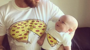 Ayah memakai baju bergambar pizza terpotong, potongannya ada di kaos anaknya. So Sweet. Foto: istimewa