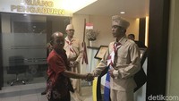 Pejabat hingga petugas pelayanan di kantor Samsat Jaksel kompak mengenakan kostum ala perang veteran, lengkap dengan bambu runcing dan senjata laras panjang. (Foto: Mei Amelia/detikcom)