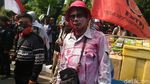 Aksi Bakar-bakaran Massa Demo Buruh di Depan Balai Kota