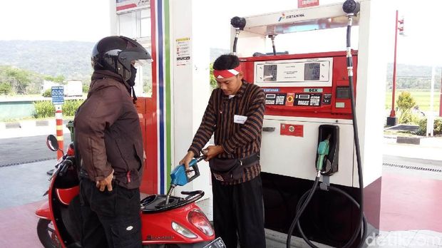 Karyawan SPBU mengenakan kostum jadul ala pejuang