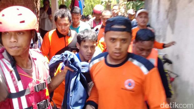 Proses evakuasi jasad Dastri. 