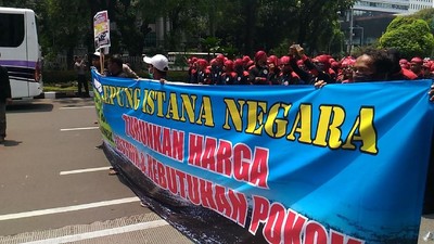 Penampakan Buruh yang Long March ke Balai Kota