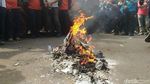 Aksi Bakar-bakaran Massa Demo Buruh di Depan Balai Kota