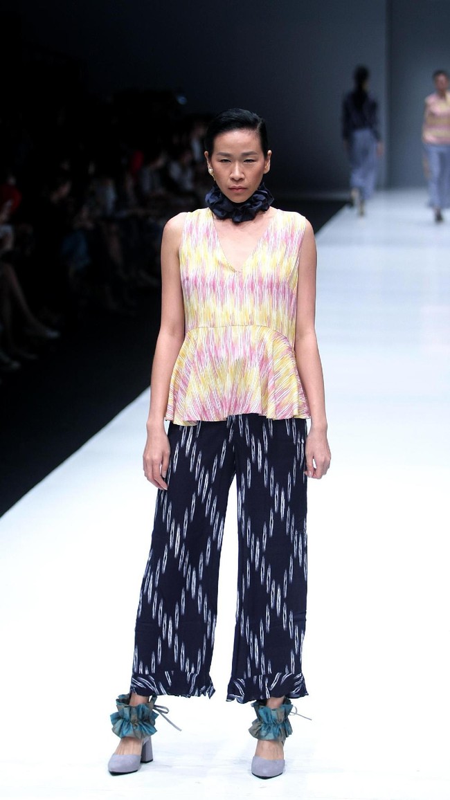 Koleksi Busana Terbaru Ikat Indonesia by Didiet Maulana yang mengusung tema Press Play di Jakarta Fashion Week 2018, Senayan City, Jakarta. Kamis (26/10/2017). Foto: Mohammad Abduh/Wolipop