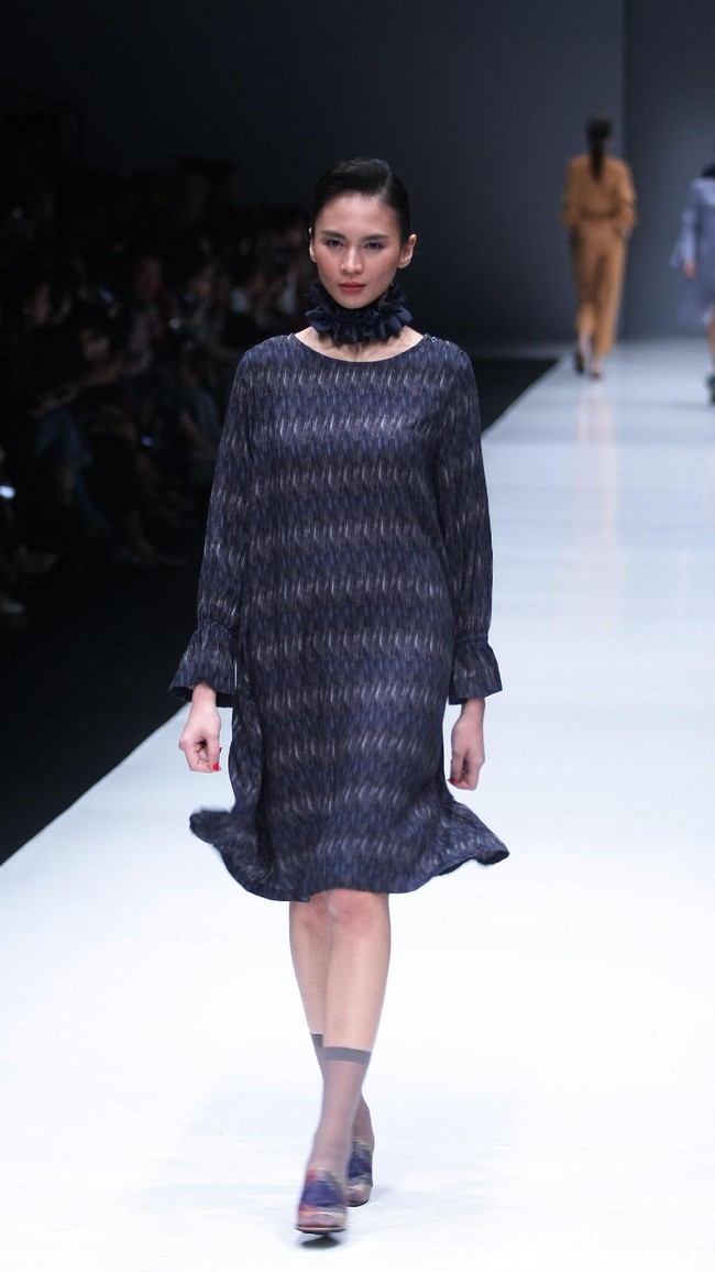 Koleksi Busana Terbaru Ikat Indonesia by Didiet Maulana yang mengusung tema Press Play di Jakarta Fashion Week 2018, Senayan City, Jakarta. Kamis (26/10/2017). Foto: Mohammad Abduh/Wolipop