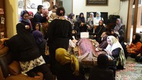 Jenazah dr Letty dibaringkan di atas ranjang hitam ditutup dengan kain putih dan batik.