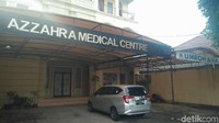 Di halaman klinik, terparkir sebuah mobil minibus Toyota Calya berwarna silver dengan nomor polisi B 2118 TKN. 
