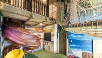 Ini kamar dengan tema bajak laut. Semua propertinya dibuat sangat mirip layaknya dek kapal. (dok Exclusive Private Villas)
