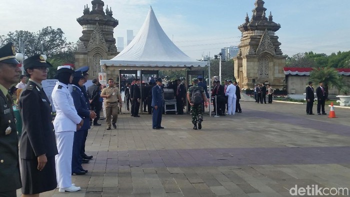 Ada Peringatan Hari Pahlawan di TMP Kalibata, Lalin Padat Merayap