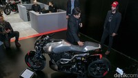 Di pameran motor EICMA (Esposizione Internazionale Ciclo Motociclo e Accessori) di Milan, Italia, Arch Motorcycle resmi memperkenalkan 3 model sekaligus, KRGT-1, ARCH 1a dan ARCH METHOD. Ketiga motor ini langsung diperkenalkan oleh Reeves. EICMA/Istimewa.