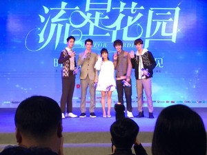 Shen Yue Berpose dengan F4 untuk Majalah Elle