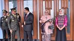 Momen Anies Antar Jokowi Naik Pesawat di Bandara Halim