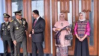 Anies juga tampak berbincang dengan Panglima TNI sesaat setelah Jokowi masuk ke dalam pesawat (Foto: Dok. Istimewa)