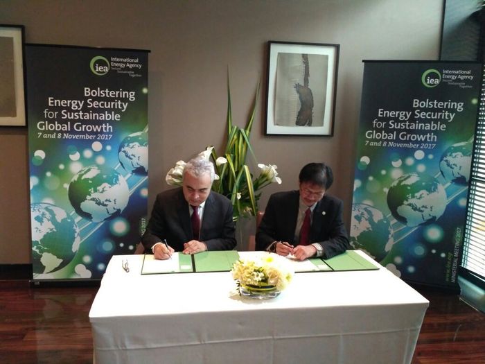 Foto: Penandatanganan Joint Work Programme antara Ditjen EBTKE Kementerian ESDM, Rida Mulyana dengan Executive Director IEA, Fatih Birol (Dok. Ditjen EBTKE Kementerian ESDM) Foto: Penandatanganan Joint Work Programme antara Ditjen EBTKE Kementerian ESDM, Rida Mulyana dengan Executive Director IEA, Fatih Birol (Dok. Ditjen EBTKE Kementerian ESDM)