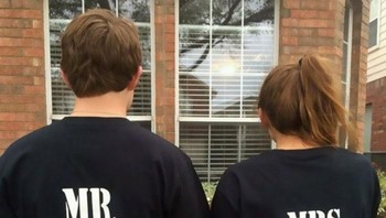 Yang pria memakai kaos bertuliskan Mr Right dan pacarnya Mrs Always Right alias selalu benar. Foto: istimewa