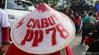 Mereka terus menyampaikan aspirasinya terkait besaran upah minimum provinsi (UMP) DKI Jakarta 2018.