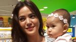 Alice Norin Sibuk Urus Anak