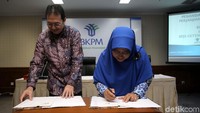 Direktur Perluasan Kepesertaan dan HAL, E. Ilyas Lubis dan Deputi Bidang Pelayanan Penanaman Modal Lestari Indah menandatangani perjanjian kerja sama di Gedung BKPM, Jakarta, Jumat (10/11/2017).