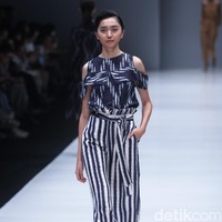 Koleksi Busana Terbaru Ikat Indonesia by Didiet Maulana yang mengusung tema Press Play di Jakarta Fashion Week 2018, Senayan City, Jakarta. Kamis (26/10/2017). Foto: Mohammad Abduh/Wolipop